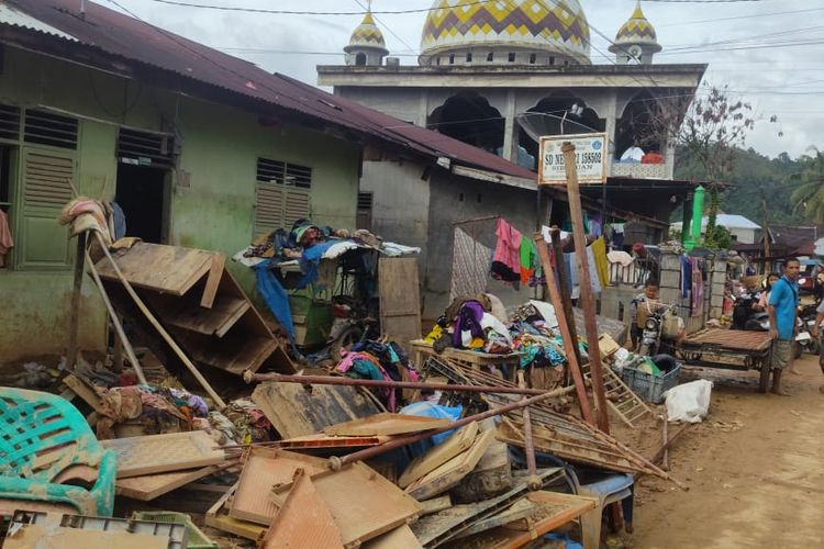 3 Pekan Mengungsi, Penyintas Banjir Tapanuli Tengah Hanya Makan Mi Instan, Penyakit Mulai Bermunculan, Tiga Minggu Konsumsi Mi Instan, Penyakit Mulai Bermunculan, Keluhan Distribusi Bantuan Tak Merata, Data Korban dan Kerusakan, Rumah Hanyut dan Permukiman Jadi Aliran Sungai, Menunggu Kepastian Hunian Baru, Relokasi Dinilai Terlalu Jauh, 301 Rumah Hilang di Hutanabolon, Pemkab Siapkan Lahan Relokasi