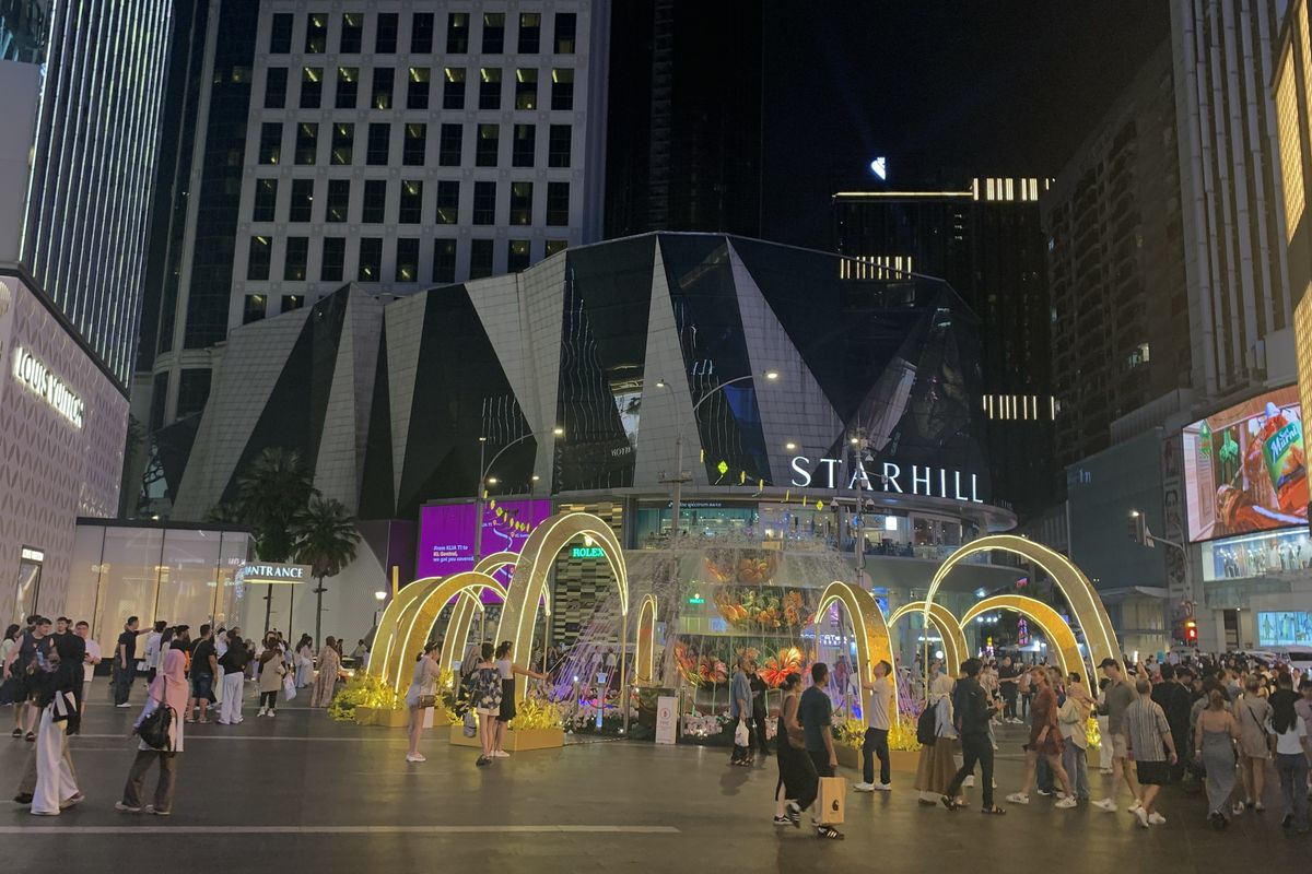 Malaysia, tempat wisata di malaysia, tempat wisata di malaysia gratis, tempat wisata di malaysia ramah kantong, rekomendasi tempat wisata di malaysia, 5 Tempat Wisata di Kuala Lumpur City Centre, Banyak yang Gratis, 1. Menara Kembar Petronas, 2. KLCC Park, 3. Suria KLCC, 4. Aquaria KLCC, 5. Petrosains