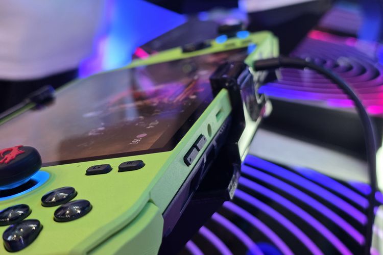 handheld, Switch 2, Steam Deck, game, AMD Ryzen Z2 Extreme, Game, MSI Claw, msi claw 8 ai, MSI Claw A8, handheld console, Melihat MSI Claw A8 di Computex 2025, Konsol Handheld Pesaing Nintendo Switch 2 dan Steam Deck, Warna ngejreng, Pakai prosesor AMD, Edisi Khusus Claw 8 AI+, Siap Bersaing dengan Switch 2 dan Steam Deck?
