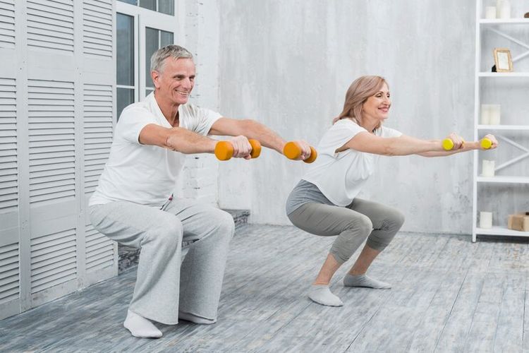 pola makan sehat, cara menurunkan berat badan, tips menurunkan berat badan secara alami, diet usia 50 tahun ke atas, tips diet usia 40 tahun keatas, Tips Diet dan Jaga Pola Makan Sehat Setelah Usia 50 Tahun, 1. Fokus pada nutrisi seimbang, 2. Latihan kekuatan dan aktivitas fisik teratur, 3. Pilih karbohidrat berkualitas tinggi, 4. Perhatikan ukuran porsi dan asupan kalori, 5. Hindari makanan dengan kalori kosong, 6. Tetap terhidrasi, 7. Rencanakan makanan dan camilan sehat, 8. Konsultasi dengan profesional kesehatan