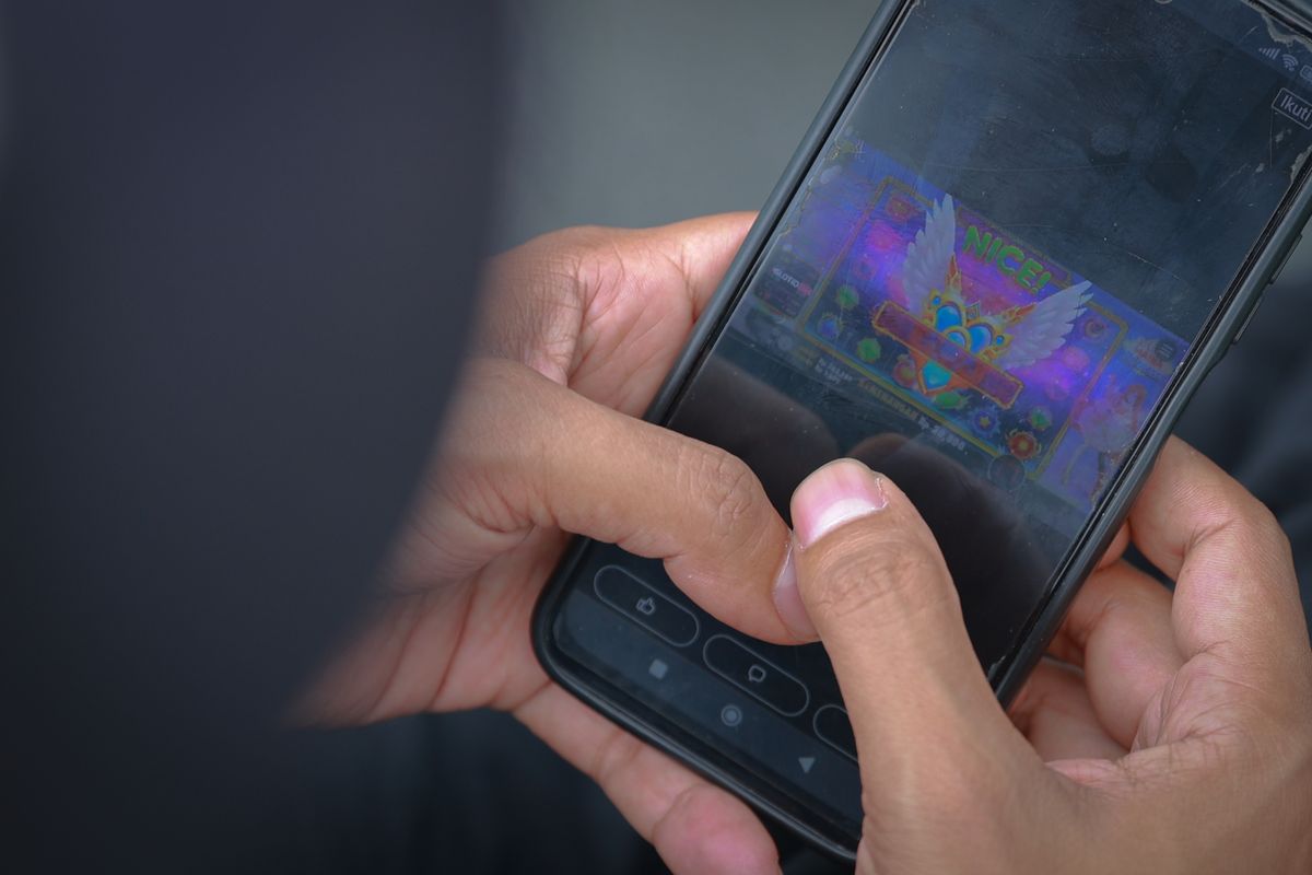 judi online, Komdigi, Istri Agus Borong iPhone dari Uang Hasil Makelar Situs Judi Online