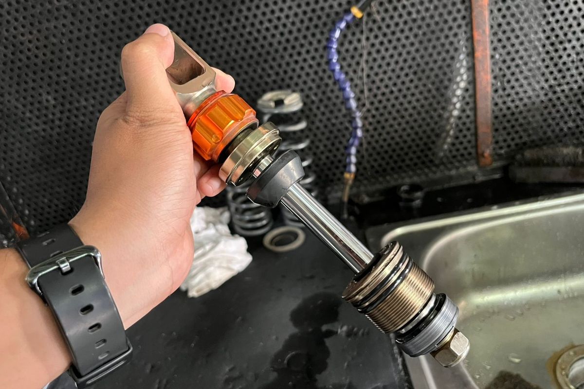 sokbreker, sokbreker motor, sokbreker belakang, tips motor, servis sokbreker, Merawat As Sokbreker, Kunci Panjang Umur Suspensi Motor