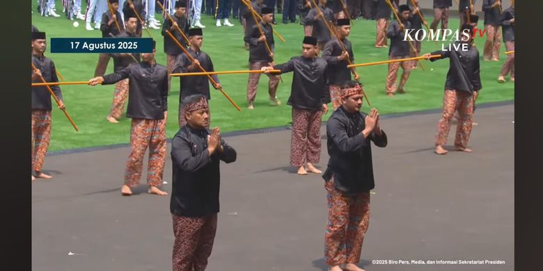 pencak silat, Iko Uwais, Megamendung, istana merdeka, batik Megamendung, HUT ke-80 RI, upacara hut ri ke 80, motif megamendung, Iko Uwais pimpin atraksi pencak silat di Istana, Iko Uwais Pimpin Atraksi Pencak Silat Pakai Batik Megamendung Saat HUT Ke-80 RI