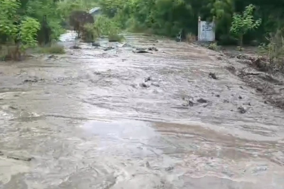Banjir lahar, Gunung Lewotobi Laki-laki, 5 Desa di Flores Timur Terdampak Banjir Lahar Gunung Lewotobi Laki-laki, Akses Terputus Total, Akses lima desa lumpuh total, Hujan Deras Picu Banjir Lahar di Gunung Lewotobi Laki-laki, Puncak Gunung Lewotobi Laki-laki terdampak hujan deras sebelumnya, Seismograf Catat Gempa Tremor dan Gempa Vulkanik, Ribuan Pengungsi Terpaksa Mengungsi Akibat Erupsi
