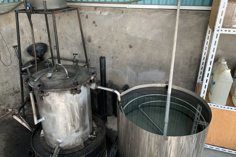 Sirukam Dairy Farm, cara membuat minyak atsiri, bagaimana cara membuat minyak atsiri dari tanaman herbal, cara membuat minyak atsiri dari tanaman herbal, langkah langkah membuat minyak atsiri, sirukam dairy farm, Wisata di Solok, Turis Bisa Belajar Buat Minyak Atsiri
