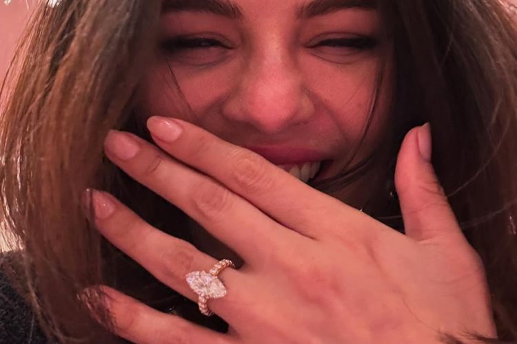 Selena Gomez, Benny Blanco, selena gomez dan benny blanco menikah, cincin tunangan selena gomez, harga cincin tunangan selena gomez, berapa harga cincin tunangan selena gomez, Intip Detail Cincin Tunangan Selena Gomez dari Benny Blanco, Hampir Rp 4 Miliar