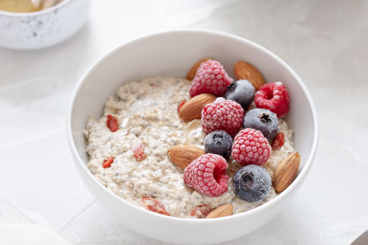 makanan untuk diet, menu diet sehat, makanan kaya serat, makanan rendah kalori untuk diet, makanan yang mengenyangkan untuk diet, 13 Makanan Rendah Kalori yang Mengenyangkan, Cocok untuk Diet, 1. Oatmeal, 2. Greek Yoghurt, 3. Sup dengan kaldu, 4. Buah beri, 5. Telur, 6. Popcorn (tanpa mentega atau minyak tambahan), 7. Chia seeds, 8. Ikan salmon, tuna, dan cod, 9. Keju cottage, 10. Kentang rebus, 11. Daging tanpa lemak, 12. Kacang-kacangan , 13. Semangka