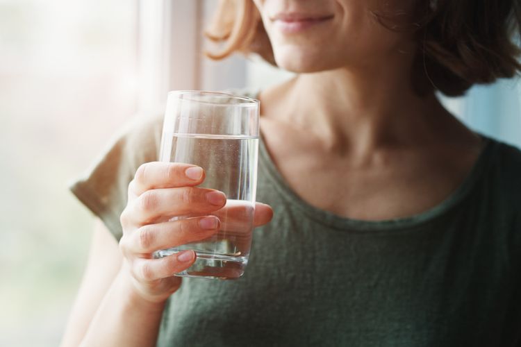 lawan rasa kantuk tanpa kopi, cara tidak ngantuk tanpa kopi, cara supaya tidak ngantuk tanpa kopi, cara mencegah ngantuk tanpa kopi, cara atasi ngantuk tanpa kopi, cara tidak ngantuk tanpa minum kopi, 7 Tips Lawan Kantuk Tanpa Kopi atau Kafein, Rajin Bergerak, 1. Minum air mineral, 2. Makan camilan sehat, 2. Jangan lewatkan sarapan dan makan teratur, 3. Rajin bergerak, 4. Mendapat sinar matahari, 5. Istirahat sejenak dari layar laptop dan ponsel, 6. Power nap, 7. Habiskan waktu di alam