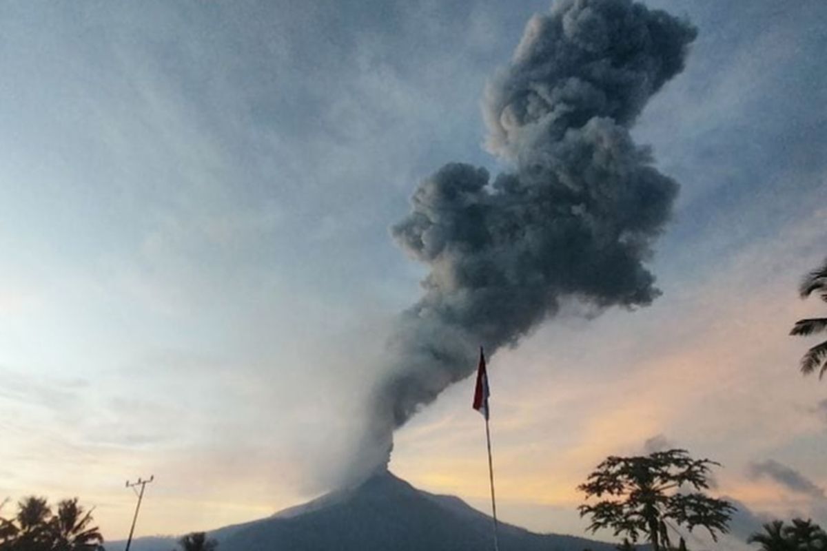 Gunung Lewotobi, BPBD, Aktivitas Gunung Lewotobi Laki-laki Masih Tinggi, Nusa Tenggara Timur, gunung lewotobi laki-laki berstatus awas, erupsi Gunung Lewotobi, BPBD: Tak Ada Korban Jiwa dalam Erupsi Gunung Lewotobi Laki-laki 