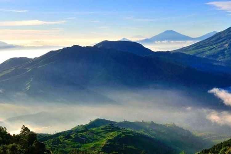 Gunung Prau, Wonosobo, alternatif gunung di wonosobo, gunung alternatif selain prau di wonosobo, gunung di wonosobo, 5 Gunung Alternatif di Sekitar Wonosobo Saat Gunung Prau Terlalu Ramai, 1. Gunung Sindoro, 2. Bukit Sikunir, 3. Bukit Sipandu, 4. Gunung Bismo, 5. Gunung Kembang