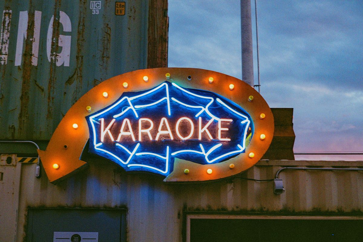 Karaoke striptis, kasus karaoke striptis, kasus karaoke striptis jateng, kasus karaoke striptis politisi hanura, kasus karaoke striptis ketua hanura jateng, kasus karaoke striptis bambang raya saputra, Fakta Kasus Karaoke Striptis Ketua Hanura Jateng Bambang Raya Saputra, Paket striptis dibanderol Rp 5,8 juta, Dikenakan pasal pornografi, Kantongi bukti operasional, Memiliki izin resmi, Klaim tidak terlibat operasional, Digerebek 26 Februari 2025, Tersangka lain dalam kasus yang sama
