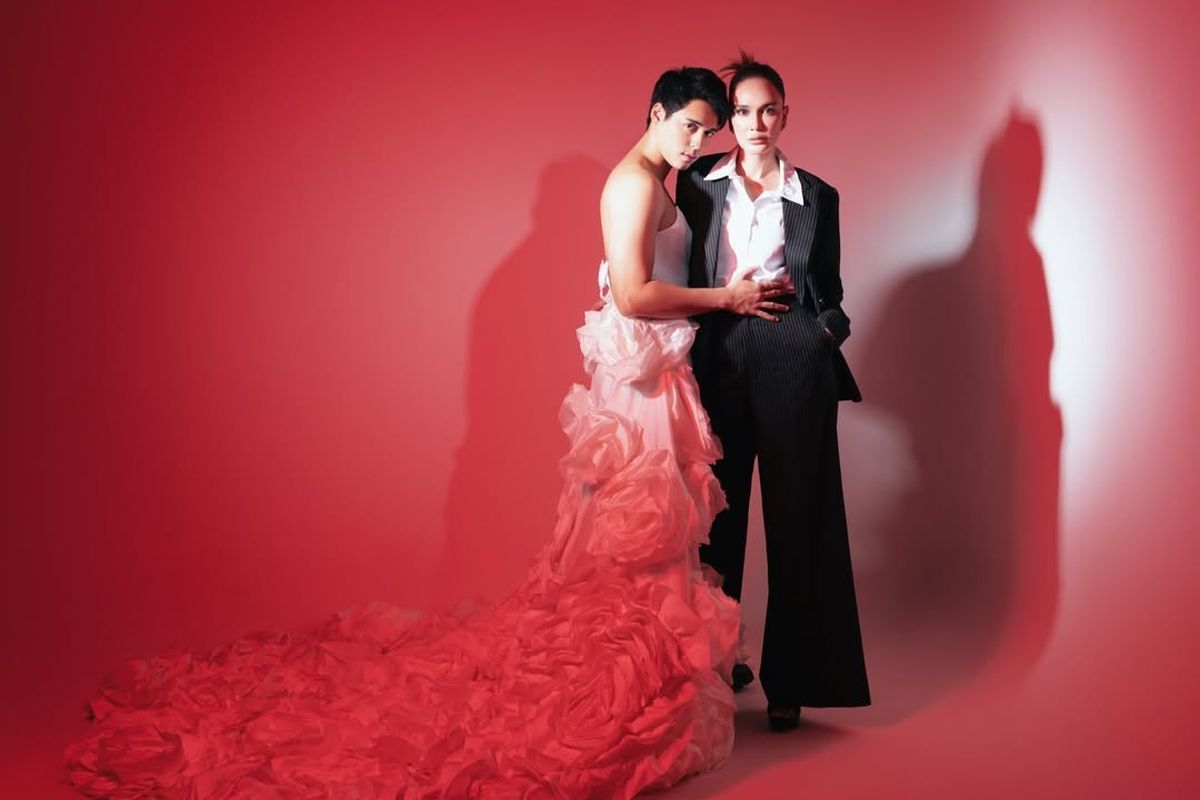 anniversary, Luna Maya, 5 Gaya Foto Anniversary Luna Maya dan Maxime Bouttier, Tema Tukar Peran, 1. Konsep tukar peran yang tidak biasa, 2. Luna Maya tampil maskulin dengan setelan jas, 3. Maxime memakai outfit bernuansa feminin, 4. Nuansa editorial fashion, 5. Dominasi warna monokrom yang elegan