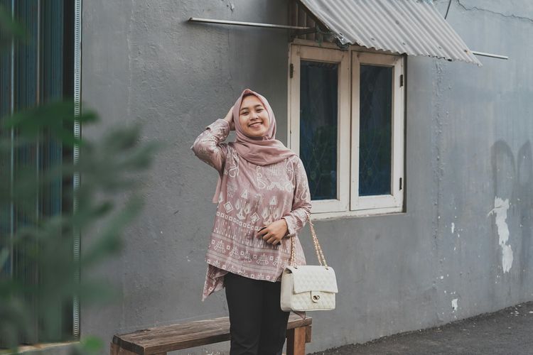 memilih warna hijab, undertone kulit, undertone kulit berdasarkan warna nadi, cara menentukan warna hijab sesuai undertone kulit, cara memilih warna hijab, cara memilih warna hijab sesuai warna kulit, memilih warna hijab sesuai kulit, 5 Cara Memilih Warna Hijab yang Cocok Berdasarkan Undertone Kulit, 1. Kenali undertone kulit dari warna nadi, 2. Perhatikan reaksi kulit saat memakai perhiasan, 3. Sesuaikan warna hijab dengan undertone kulit, 4. Pilih warna hijab sesuai tujuan penampilan, 5. Jangan takut bereksperimen