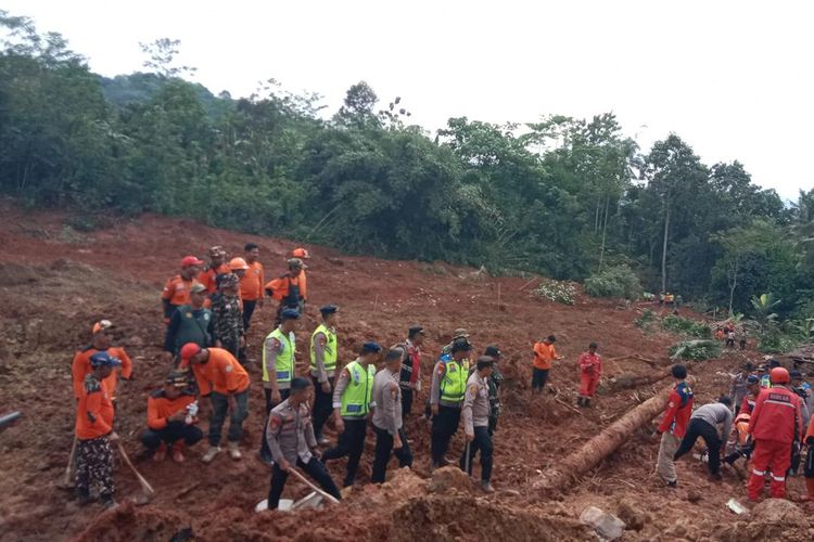 Cilacap, longsor cilacap, longsor di cilacap, longsor cilacap hari ini, longsor di cilacap hari ini, Desa Cibeunying, longsor Cibeunying, desa Cibeunying longsor, Cibeunying, cilacap longsor, Bahaya Longsoran Besar di Cilacap, Medan Ekstrem Hambat Pencarian Korban di Cibeunying, Longsoran Tak Ikuti Alur Sungai, Bahayanya Berlipat, Akses ke Lokasi Sangat Ekstrem, Operasi SAR Dibagi Dua Sektor Besar, Rumah Seketika Rata Tanah, Warga Tak Menerima Peringatan Bahaya