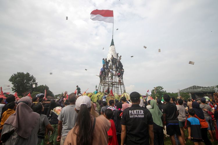 Desa Sedengan Mijen, BERITA FOTO: Tradisi Ruwat Desa Jelang Ramadhan di Sidoarjo, Warga Rebutan Tumpeng Tempe Setinggi 9 Meter