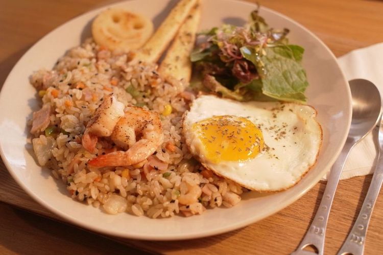 nasi goreng, Kuliner Indonesia mendunia, nasi goreng indonesia, sejarah makanan Indonesia, sejarah nasi goreng, asal usul nasi goreng, sejarah kuliner indonesia, nasi goreng khas Nusantara, nasi goreng terenak, nasi goreng dalam rijsttafel, budaya kuliner Nusantara, Mengapa Dunia Jatuh Cinta pada Nasi Goreng Indonesia?, Masuknya Nasi Goreng ke Nusantara, Nasi Goreng dalam Catatan Sastra dan Sejarah, Dari Soekarno hingga Obama, Nasi Goreng di Mata Dunia, Makna dan Karakteristik Nasi Goreng Indonesia, Nasi Goreng, Simbol Demokrasi Kuliner Indonesia