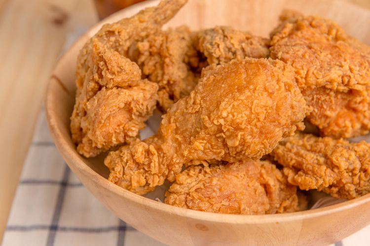 Cara membuat ayam goreng renyah, resep ayam goreng tepung, ayam goreng tahan lama, adonan tepung ayam kriuk, tips ayam goreng fast food, Cara Bikin Adonan Tepung Ayam Goreng agar Renyah Walau Dingin, Pakai Air Es