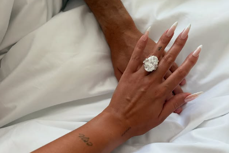 Cristiano Ronaldo, Ronaldo, Georgina Rodriguez, venice film festival 2025, festival film venesia 2025, outfit georgina rodriguez, busana georgina rodriguez, Georgina Rodriguez Pamer Cincin Tunangan dengan Cristiano Ronaldo di Venice Film Festival 2025