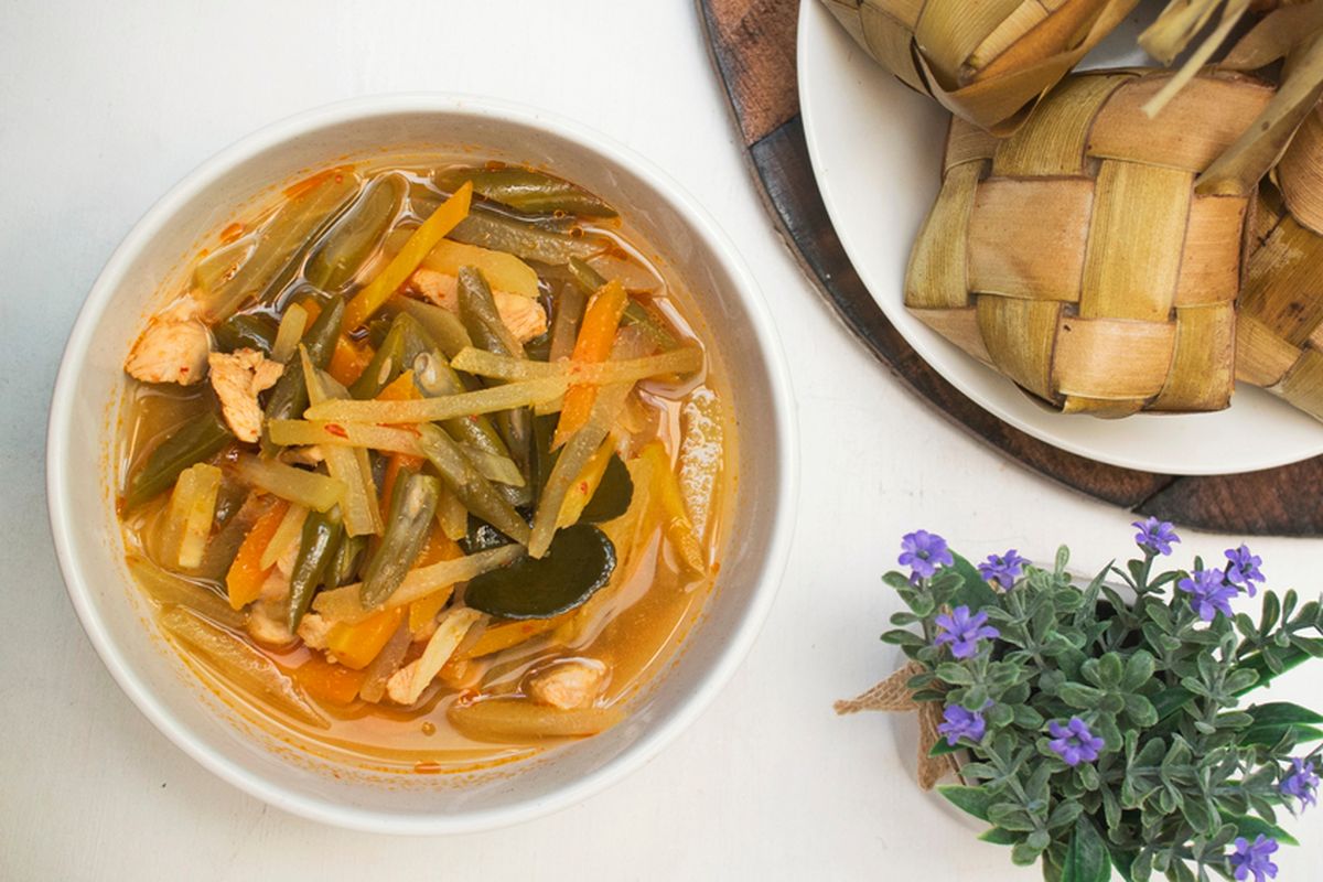 Ketupat, lauk, Ide 7 Makanan yang Bisa Jadi Lauk Pendamping Ketupat Saat Lebaran, 1. Opor ayam, 2. Rendang daging, 3. Sambal goreng ati, 4. Sayur labu siam, 5. Semur daging atau telur, 6. Serundeng kelapa, 7. Kerupuk udang atau emping