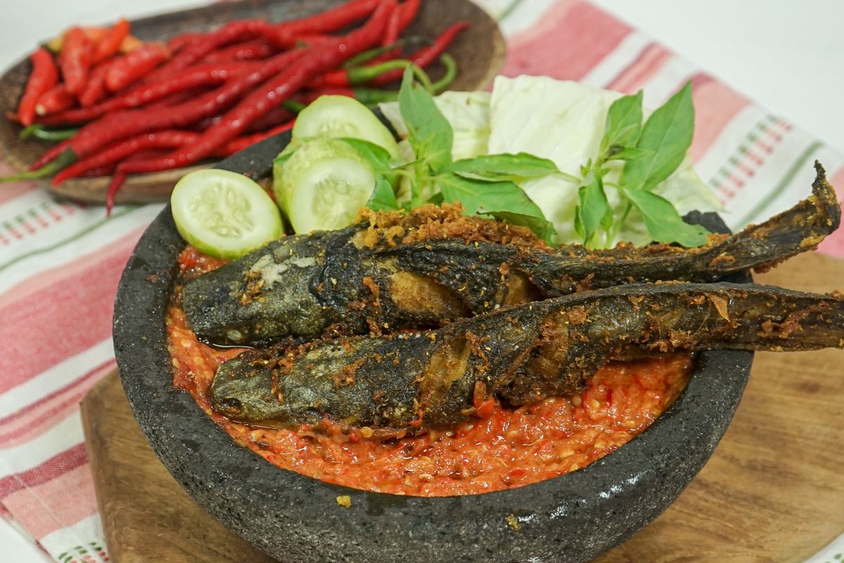 pecel lele, pecel lele Lamongan, Resep Pecel Lele Sambal Lamongan Pedas Gurih, Menu Praktis Setelah Lebaran, Bahan-bahan, Bumbu marinasi (haluskan), Bahan sambal Lamongan, Pelengkap, 1. Hilangkan bau amis, 2. Goreng lele hingga renyah, 3. Buat sambal Lamongan, 4. Sajikan