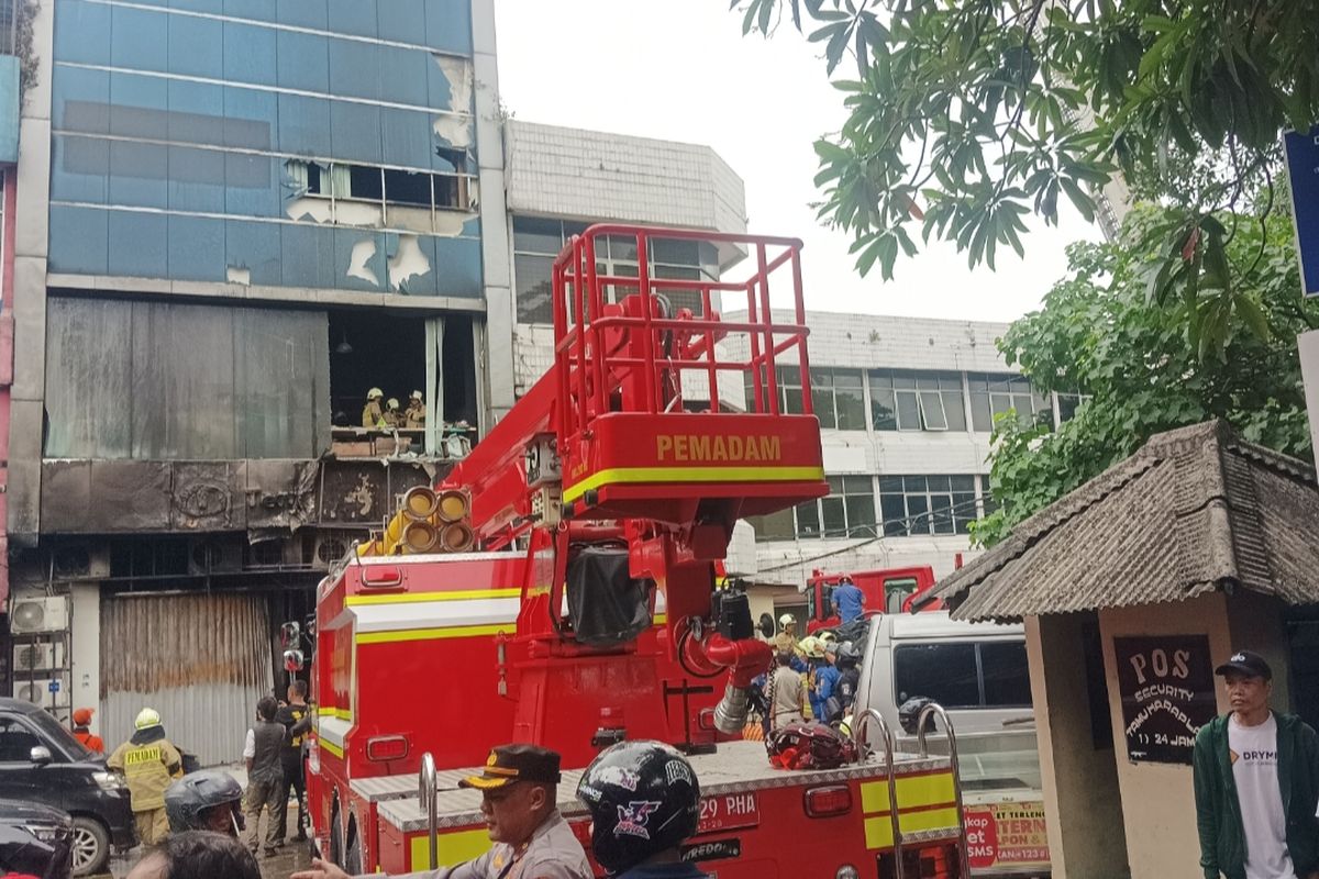 Kebakaran, kebakaran, Kebakaran kemayoran, kebakaran kemayoran hari ini, Kantor Terra Drone, korban kebakaran gedung Terra, Kesaksian Warga di Kebakaran Kemayoran: Diawali Mati Lampu dan Jeritan Minta Tolong