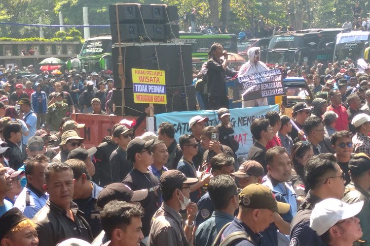 Dedi Mulyadi, Gubernur Jawa Barat, larangan study tour, SP3JB, usulan pemakzulan, Batal Demo Larangan Study Tour, SP3JB Malah Mau Ajukan Pemakzulan Dedi Mulyadi, Apakah Dialog Sudah Ditempuh Sebelum Aksi Demonstrasi?, Apa Landasan Hukum Usulan Pemakzulan?, Apa Tanggapan Gubernur Dedi Mulyadi?, Apakah Dedi Akan Mengubah Keputusannya?