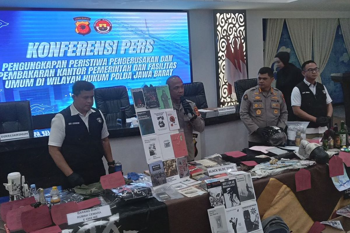 Polda Jawa Barat, demo Bandung, demo anarkistis, Kelompok anarkis manfaatkan demo mahasiswa, barang bukti buku, Alasan Polda Jabar Sita Buku dan Zine Jadi Barang Bukti Tersangka Demo Anarkistis di Bandung