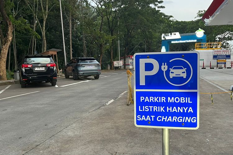 Arwani Hidayat, mobil listrik, SPKLU, etika penggunaan, Isi Baterai Cukup 80 Persen, Begini Etika Pakai SPKLU saat Nataru