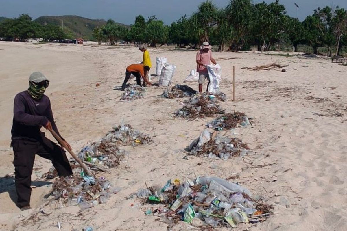 Pantai Tanjung Aan, KEK Mandalika, 7,2 Ton Sampah Diangkut dari Kawasan Pantai Tanjung Aan NTB