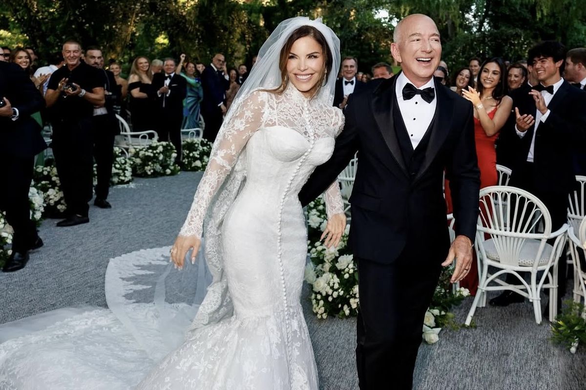 Jeff Bezos, Lauren Sanchez, Amazon, pernikahan Jeff Bezos, Jeff Bezos Amazon, pernikahan jeff bezos, jeff bezos menikah, Jeff Bezos Lauren Sanchez, 7 Fakta Pernikahan Jeff Bezos dan Lauren Sanchez, Pakai 27 Gaun Berbeda, 1. Digelar di Pulau San Giorgio Maggiore, 2. Diantar dua putra Sanchez menuju altar, 3. Tamu bertabur bintang, 4. Lauren Sanchez kenakan 27 busana berbeda, 5. Pesta bertema piyama, 6. Goodie bag khas Venesia, 7. Dikecam karena emisi karbon