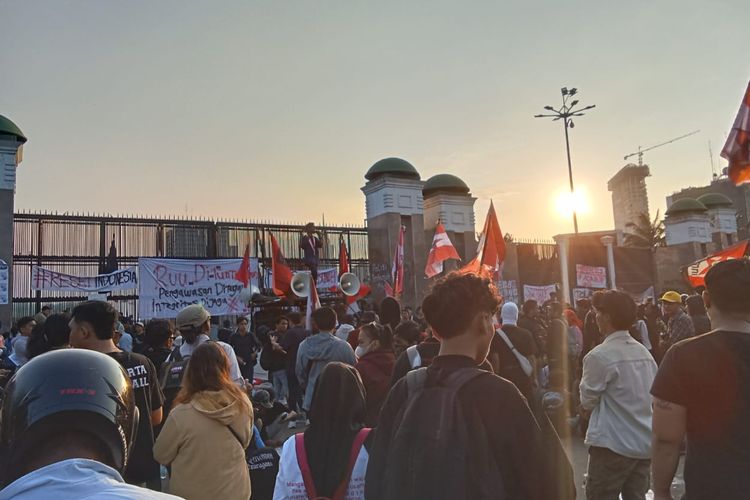Uya Kuya, sahroni, anggota DPR nonaktif, Anggota DPR nonaktif terima gaji dan tunjangan, Dinonaktifkan dari DPR, Uya Kuya hingga Sahroni Masih Terima Gaji? Ini Penjelasan Banggar