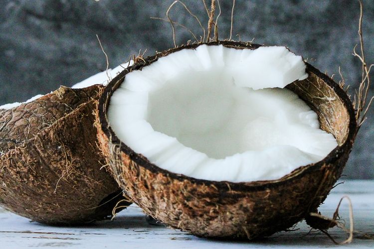 jenis kelapa untuk santan, cara memilih kelapa untuk santan, pilih kelapa untuk santan, cara pilih kelapa untuk santan, kelapa untuk santan tua atau muda, 7 Tips Pilih Kelapa untuk Santan, Lihat Teksturnya, 1. Pilih kelapa sesuai kebutuhan, 2. Perhatikan suara, 3. Perhatikan tekstur, 4. Cek kondisi serabut, 5. Lihat tekstur daging kelapa, 6. Pilih kelapa parut yang bersih, 7. Cara mengatur kekentalan santan