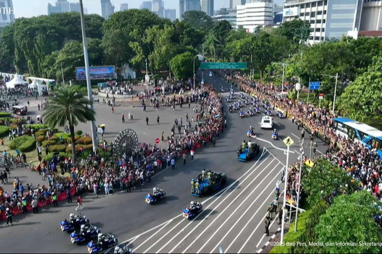 Prabowo, maung, HUT TNI, presiden prabowo subianto, Maung Garuda Limousine, hut ke-80 tni di monas, Prabowo Sapa Warga dari Atas Maung Garuda di HUT ke-80 TNI