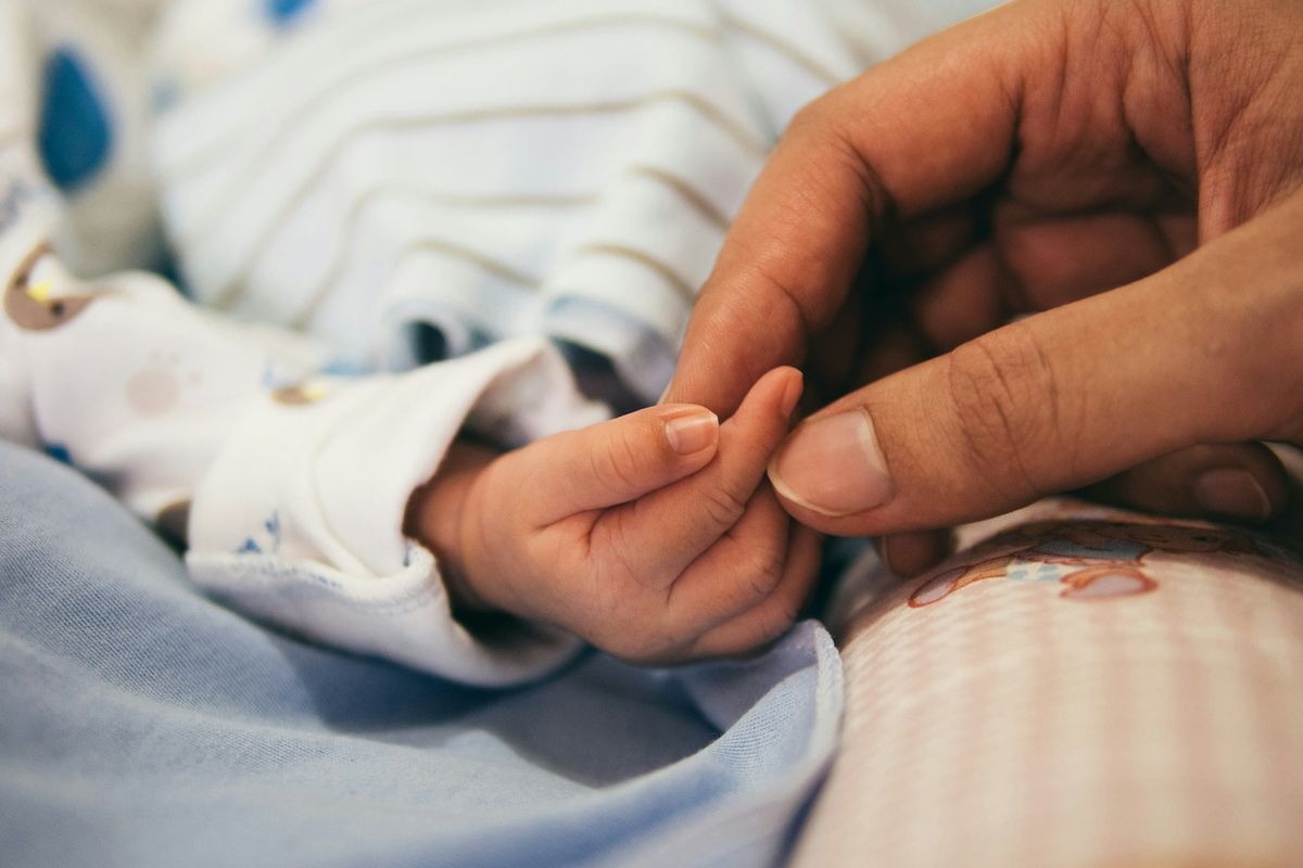 setelah melahirkan, Bukan Hanya Mengurus Bayi, 12 Hal Ini Wajib Dilakukan Ibu Usai Melahirkan, 1. Menunda aktivitas seksual dan memasukkan benda asing, 2. Tidak memforsir fisik, 3. Jauhi asap rokok, 4. Tidak melewatkan jam makan, 5. Tidak mengabaikan depresi pascamelahirkan, 6. Menerima bantuan orang lain, 7. Prioritaskan perawatan diri, 8. Tidak mengangkat beban berat, 9. Gunakan alat kontrasepsi, 10. Waspadai gejala berbahaya, 11. Berhenti membandingkan diri, 12. Rayakan kemenangan kecil