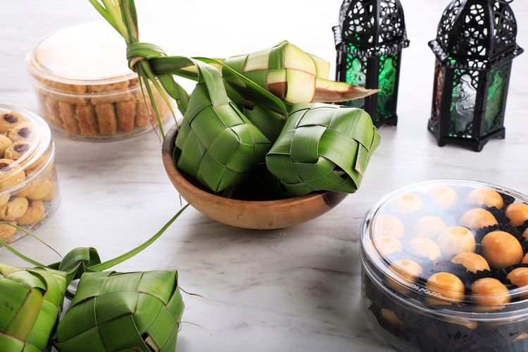 ketupat lebaran, cara membuat ketupat lebaran, cara membuat ketupat tidak cepat basi, cara membuat ketupat enak dan kenyal, cara membuat ketupat tahan lama, cara membuat ketupat lebaran yang enak, cara praktis membuat ketupat lebaran, 10 Cara Buat Ketupat Lebaran Kenyal dan Tahan Lama, 1. Pilih bungkus ketupat berwarna segar, 2. Cuci beras hingga benar-benar bersih, 3. Tambahkan air kapur sirih, 4. Tambahkan garam, 6. Rebus ketupat sampai terendam, 7. Hindari menambahkan air dingin ke dalam rebusan, 8. Simpan ketupat di kulkas agar tidak cepat basi, 9. Hangatkan ketupat dingin, 10. Sajikan ketupat dengan beragam lauk