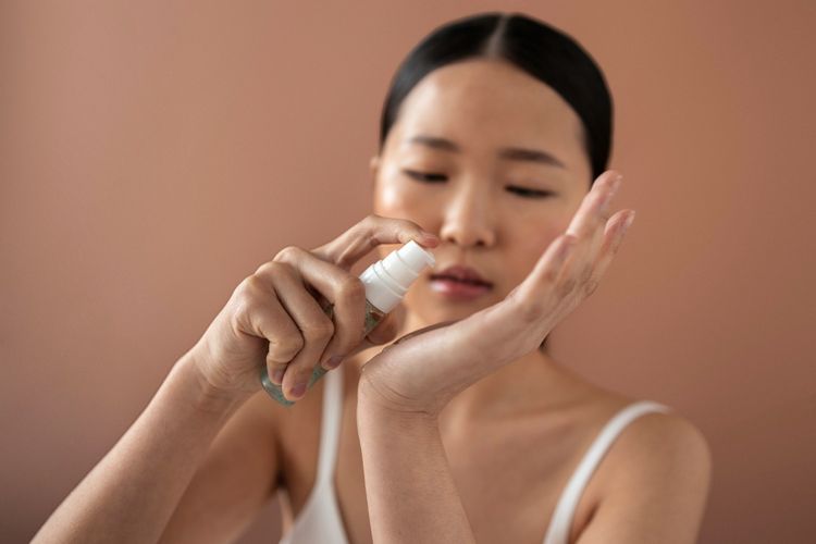 11 Cara Praktis Perbaiki Kuku Rusak Pasca-Manikur Gel, 1. Lembapkan secara teratur, 2. Gunakan krim atau minyak kutikula, 3. Rendam kuku dalam minyak zaitun, 4. Pijat ujung-ujung jari, 5. Gunakan asam hialuronat, 6. Tingkatkan konsumsi biotin, 7. Gunakan perawatan keratin, 8. Perkuat dengan kolagen dan ekstrak kamelia, 9. Ubah cara menghapus cat kuku, 10. Kenakan sarung tangan, 11. Jangan gunakan kuku sebagai alat bantu