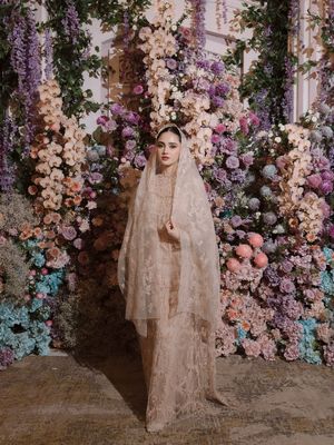 6 Detail Style Syifa Hadju Saat Pengajian Jelang Nikah, Nuansa Pastel, 1. Busana Bernuansa Pastel yang Lembut, 2. Siluet Longgar, 3. Material Lace dan Tulle yang Mewah, 4. Veil Panjang yang Dramatis, 5. Makeup Soft Glam yang Natural, 6. Aksesori Minimalis yang Berkelas