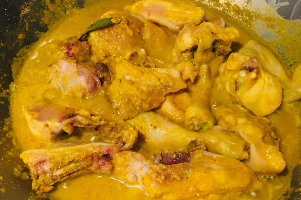 cara simpan ayam ungkep di kulkas, cara simpan ayam ungkep, cara simpan ayam ungkep di freezer, cara simpan ayam ungkep agar tahan lama, tips menyimpan ayam, Trik Simpan Ayam Ungkep Awet 1 Bulan, Tetap Juicy dan Tidak Basi, 1. Tiriskan Ayam Setelah Ungkep, 2. Dinginkan Dulu Sebelum Disimpan, 3. Gunakan Wadah Kedap Udara, 4. Simpan di Chiller (0–4°C) untuk Konsumsi 3 Hari, 5. Simpan di Freezer (–18°C) untuk Stok 1 Bulan