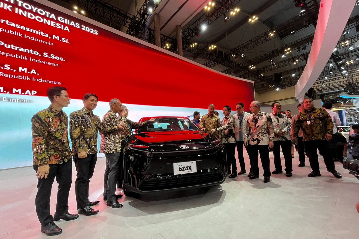 Agus Gumiwang, GIIAS 2025, mobil listrik, Toyota bZ4X, agus gumiwang, Agus Gumiwang Datangi Toyota bZ4X, TKDN Tembus 40 Persen