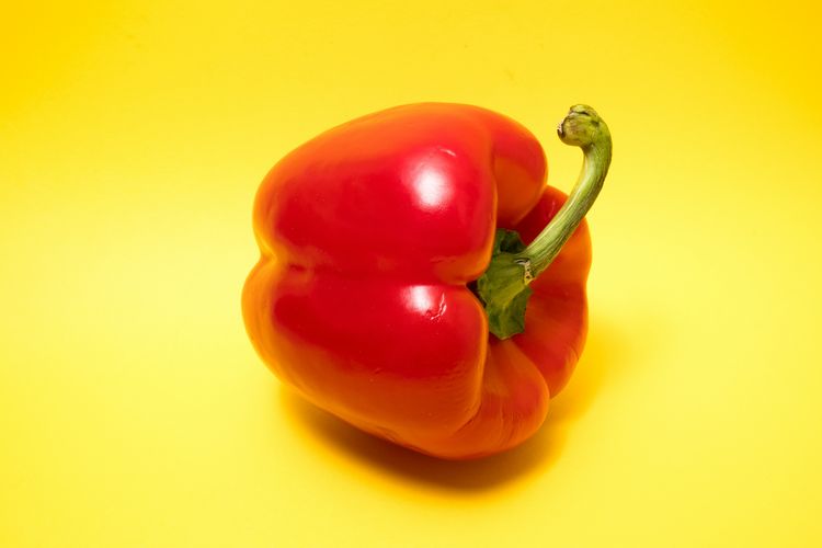 sayuran mentah, 6 Sayuran yang Lebih Baik Dimakan Mentah, Menurut Ahli Gizi, 1. Paprika, 2. Brokoli, 3. Bawang putih, 5. Wortel, 6. Timun