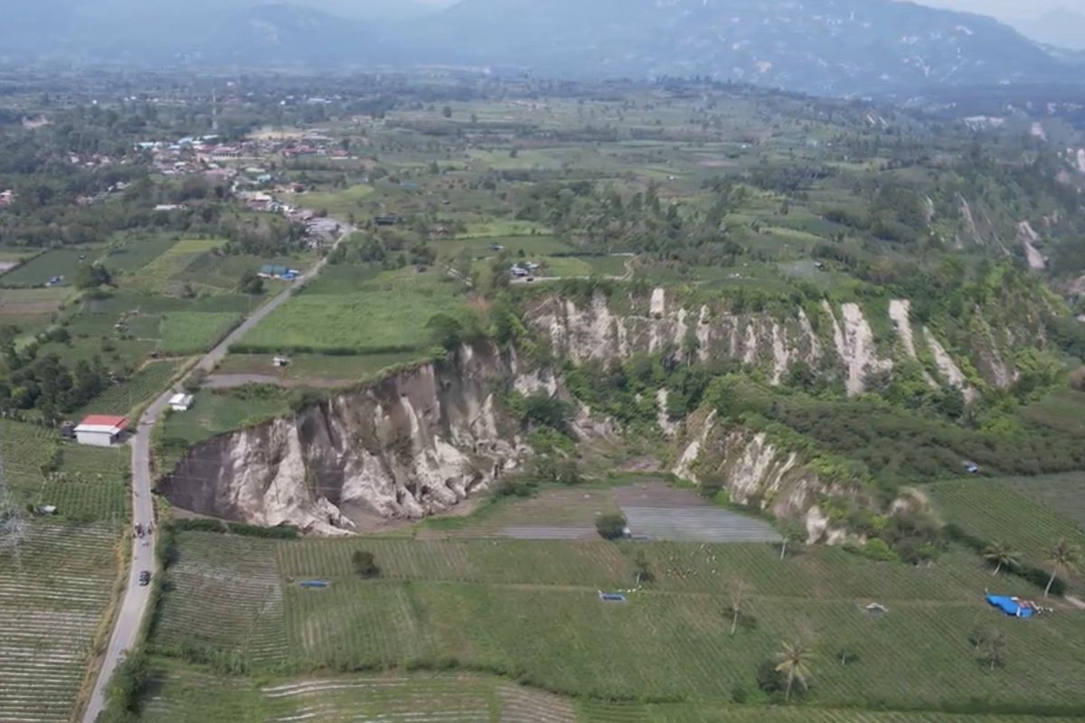 BRIN, Aceh, sinkhole, BRIN Sebut Lubang Raksasa di Aceh Bukan Sinkhole, Gempa dan Hujan Jadi Pemicu, Terbentuk akibat longsoran, Struktur tufa rapuh, Gempa percepat keretakan tanah, Hujan lebat dan rembesan air perparah kondisi