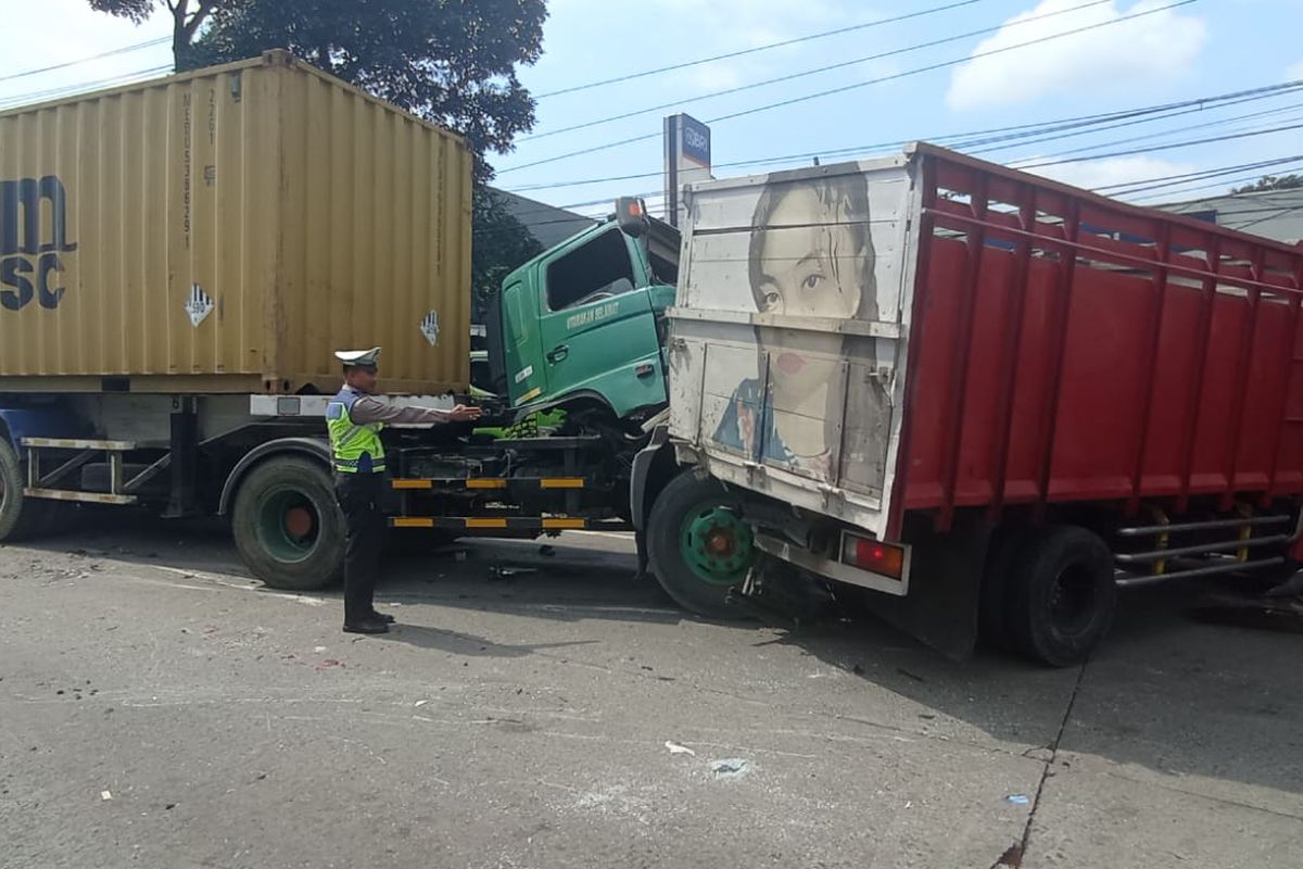 Kecelakaan beruntun, rem blong, kecelakaan beruntun, kecelakaan bawen hari ini, kecelakaan bawen, Kecelakaan Bawen, Truk Rem Blong Tabrak 9 Kendaraan dan Sebabkan Kemacetan