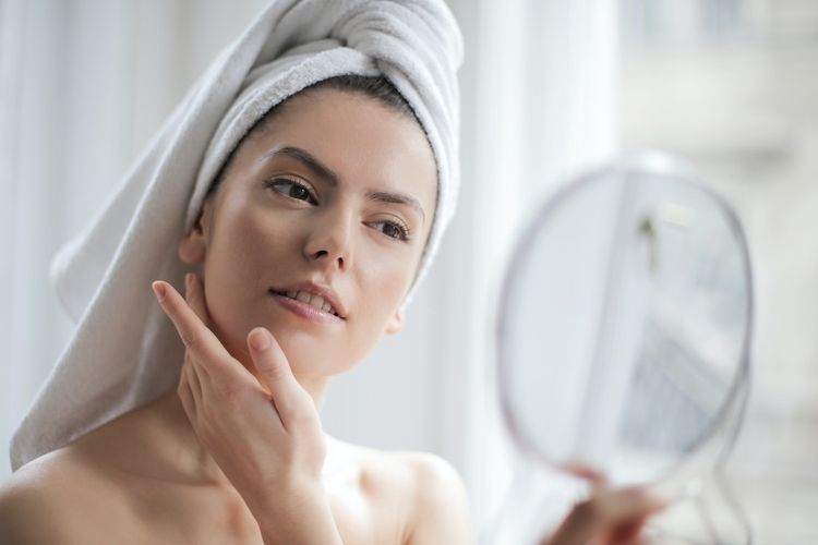 vitamin untuk kulit, basic skincare, merawat kulit wajah, skincare usia 40 tahun keatas, tips merawat kulit usia 40 tahun, skincare untuk usia 40 tahun keatas, tips skincare, skincare usia 40 tahun, perawatan kulit usia 40 tahun, vitamin untuk usia 40 tahun keatas, 2 Tips Perawatan Kulit Usia 40 Tahun ke Atas, Perhatikan Basic Skincare