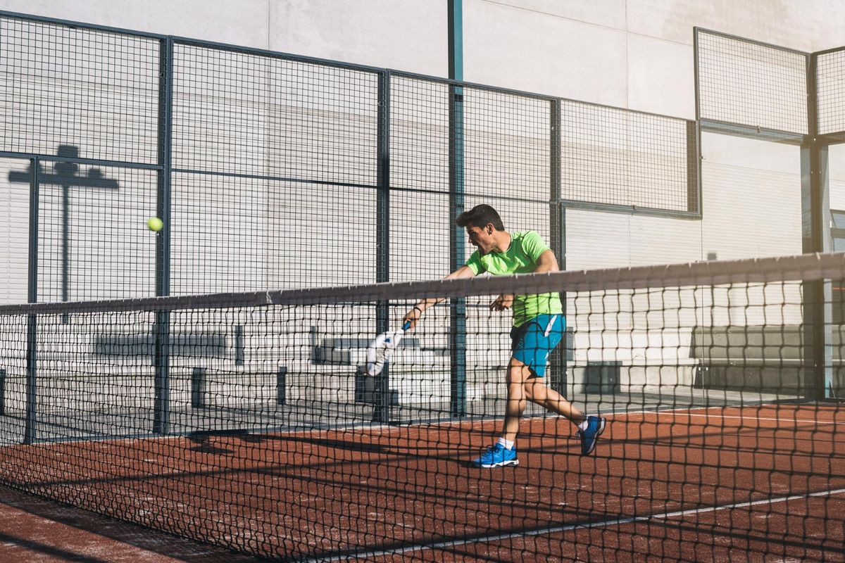 padel, elbow epicondylitis, Elbow epicondylitis, olahraga padel, Padel, cedera padel, Elbow epicondylitis adalah, risiko cedera padel, tips olahraga padel, tips aman olahraga padel, 4 Tips Olahraga Padel yang Aman, Cegah Risiko Cedera, 1. Wajib pemanasan, 2. Pelajari teknik dasar, 3. Pemula tak perlu lama-lama, 4. Perhatikan nyeri