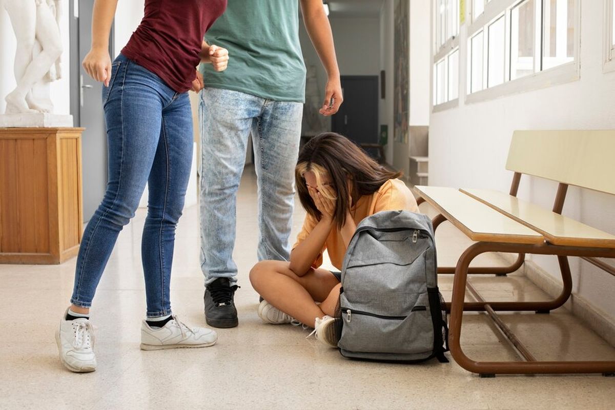 Bullying, perundungan, bullying, bullying di sekolah, mencegah bullying, mencegah bullying di sekolah, bagaimana mencegah bullying di sekolah, mencegah bullying di lingkup sekolah, 5 Cara Cegah Bullying di Lingkup Sekolah Menurut Psikolog, 1. Membangun budaya positif di lingkungan sekolah, 2. Menyediakan sistem pelaporan dan penanganan bullying yang jelas, 3. Memantau perubahan perilaku anak, 4. Memperkuat kolaborasi antara sekolah dan orangtua, 5. Mengedukasi guru dan siswa mengenai dampak bullying