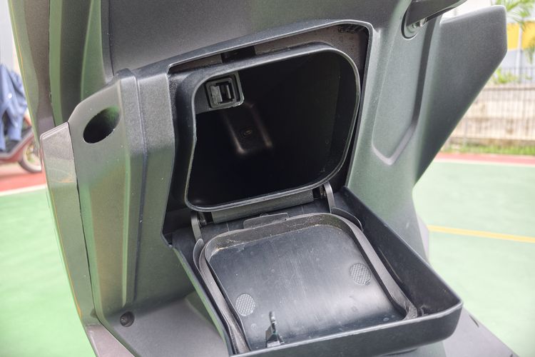 kepraktisan, Fox 350, motor listrik, Polytron Fox 350, Bagasi Luas tapi Laci Depan Tanggung