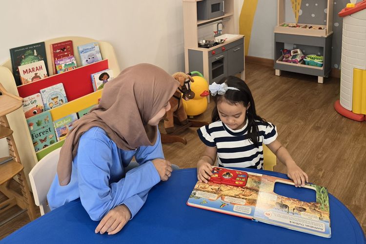 Montessori, sekolah Montessori, metode Montessori, Montessori adalah, apa itu montessori, montessori adalah, metode montessori, sekolah montessori, belajar montessori, ciri sekolah montessori, ciri khas sekolah montessori, ciri ciri sekolah montessori, Ciri-ciri Sekolah Montessori Menurut Pakar, Tak Hanya dari Kurikulum, 1. Ruang kelas dengan banyak alat peraga, 2. Ada kurikulum sendiri, 3. Kelas tidak dipisah berdasarkan usia, 4. Ada sesi kegiatan kelompok di luar jam belajar formal