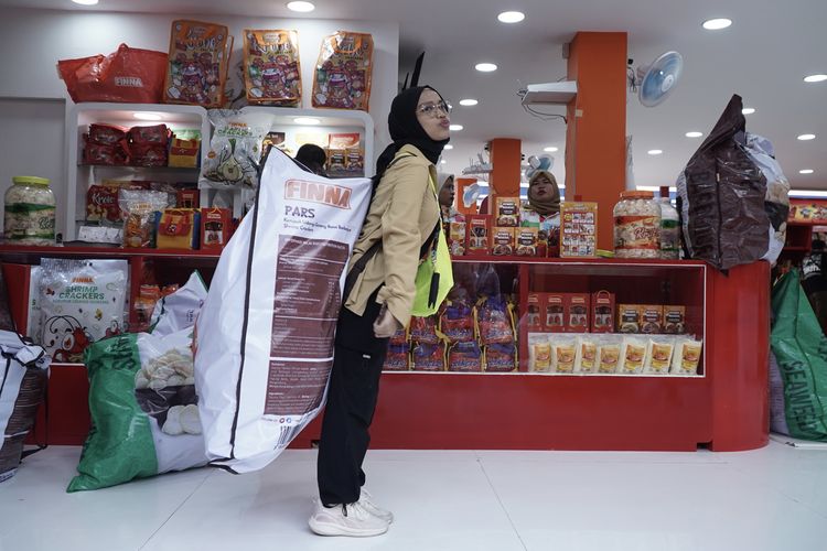 Pekan Raya Jakarta, PRJ 2025, tas snack jumbo, jakarta fair 2025, tas jumbo prj 2025, Tas Snack Jumbo Jadi Tren di PRJ 2025, Berapa Harganya?