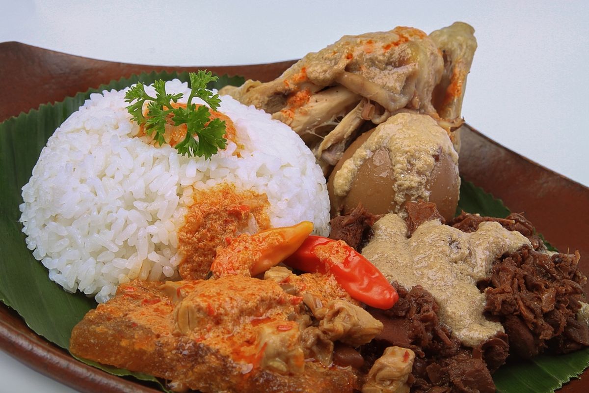 gudeg, beda gudeg kering dan basah, gudeg basah, gudeg yu djum, gudeg kering jogja, gudeg kering dan gudeg basah, Jangan Bingung! Ini Perbedaan Gudeg Basah dan Gudeg Kering, 1. Waktu menyantap, 2. Bentuk, 3. Kuah areh, 4. Sambal goreng  , 5. Rasa 