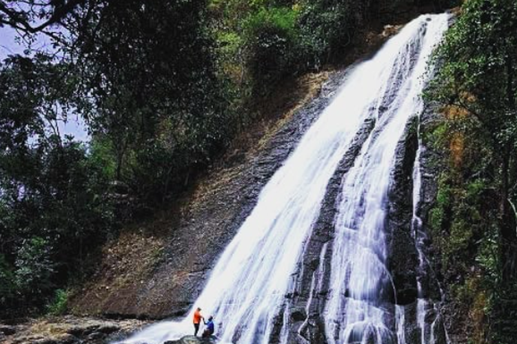 wisatawan, Wisata Banten, pantai anyer, provinsi banten, BXSea, pantai Banten, Gerbang Curug Putri, 4,9 Juta Orang Piknik ke Banten Bulan Agustus 2025, Ini 11 Destinasi Wisata yang Menarik!, Pantai Anyer, Taman Nasional Ujung Kulon, Taman Mangrove Ketapang, Curug Cihear, Masjid Agung Banten, Pantai Bugel Camara, Gerbang Curug Putri, Rumah Hutan Cidampit, Ocean Park BSD City Serpong, Scienta Square Park